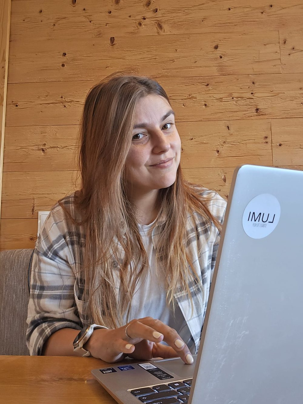 Katia Stainfeld Huri at her laptop.